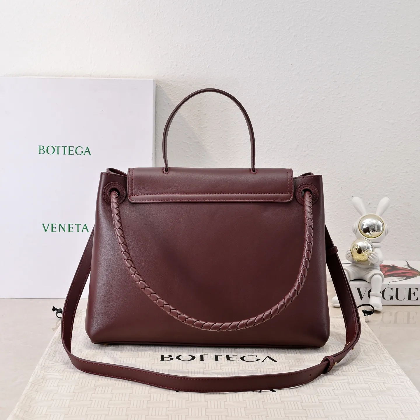 Batch 2360 #Bv New Ciao Ciao handbag Ciao Ciao means "hello" and "goodbye" in Italian, showing a relaxed and casual lifestyle ⭐️Made of Dutch Silky Calf calf leather ~ silky to the touch. The leather is thick, and the suede lining is soft and comfortable. The relaxed feeling of stacked smooth leather, the representative woven element shoulder strap, and the perfect embellishment of golden buckles 💥The bag has a unique shape, casual and exquisite, and super practical ☄️Carry Ciao Ciao to accompany you in various occasions, and be the most stylish you 🎀 Model: 7231 Size: 34x26x15